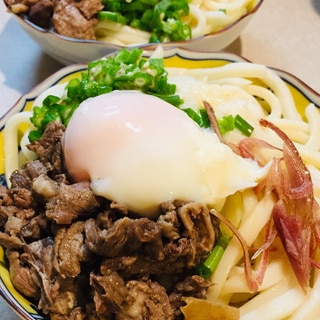 スタミナ満点！寝ながら完食？牛すじ温玉とろろうどん